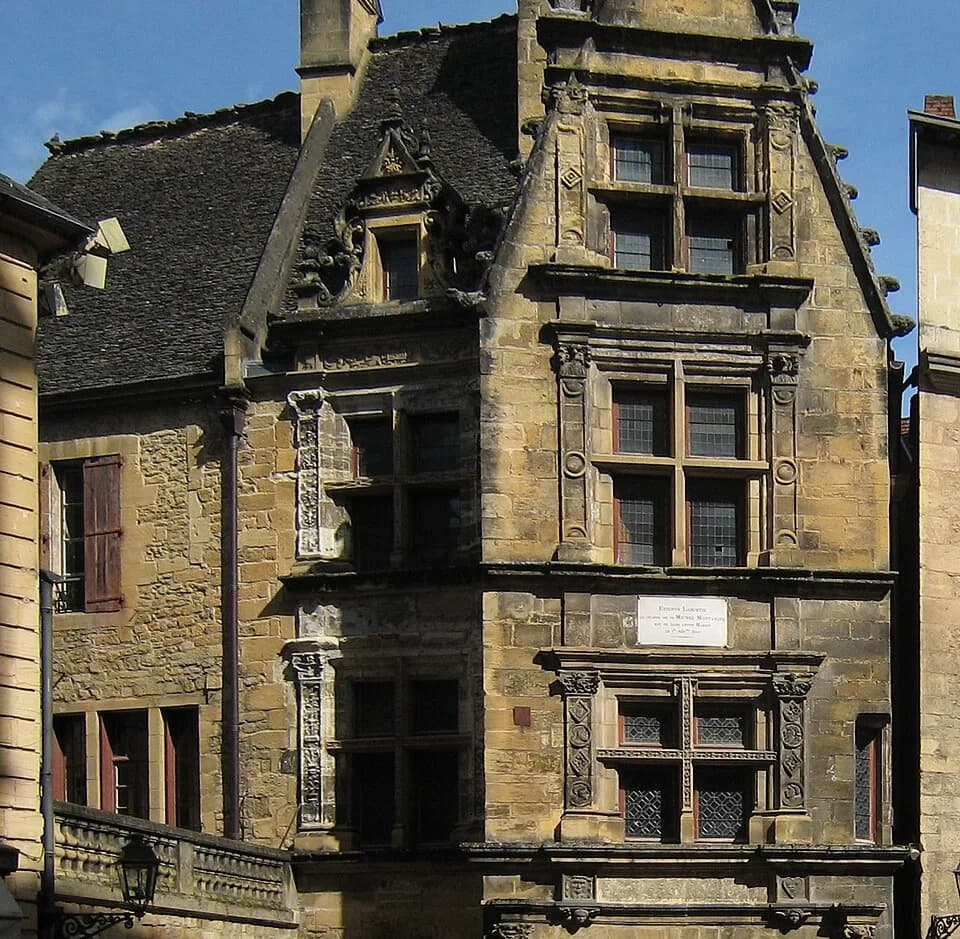 Étienne de La Boétie - Breite Kreuzstockfenster in den Obergeschossen kennzeichnen das 1525 im Stil der italienischen Renaissance erbaute Maison de La Boétie in Sarlat-La-Canéda im Département Dordogn