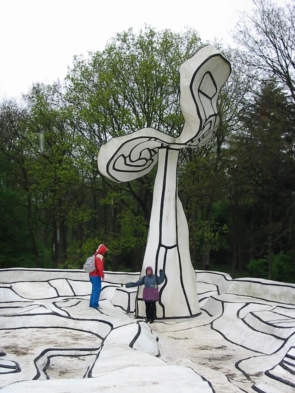 Jean Dubuffet - Jardin d'émail by Jean Dubuffet, sculpture garden at Museum Kröller Müller. (Sorry: I, User:Ellywa, am the black figure, the red figure is my other daughter). These people indicate how