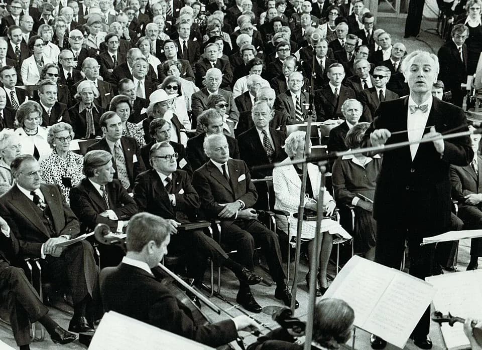 Walter Scheel - Helmut Steinbach dirigiert in der Paulskirche u.a. vor (1.Reihe:) Helmut Kohl, Helmut Schmidt, Walter Scheel; (3.Reihe links:) Hannelore Kohl