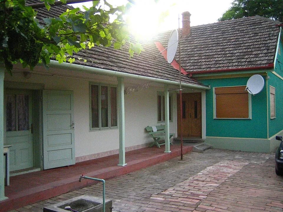 Johnny Weissmuller - Im Quartier Freidorf von Timisoara, Rumänien: Ansicht im Innenhof von Haus Nr. 107 der Strasse Ion Slavici, in dem der Olympiaschwimmer und Tarzandarsteller Johnny Weissmüller in
