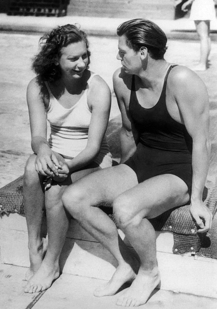 Johnny Weissmuller - On July 27, 1932, at the Olympic Summer Games in Los Angeles (U.S.A) the swimmers Helene MADISON and Johnny WEISSMULLER talking during swimming practice. Johnny WEISSMULLER then h