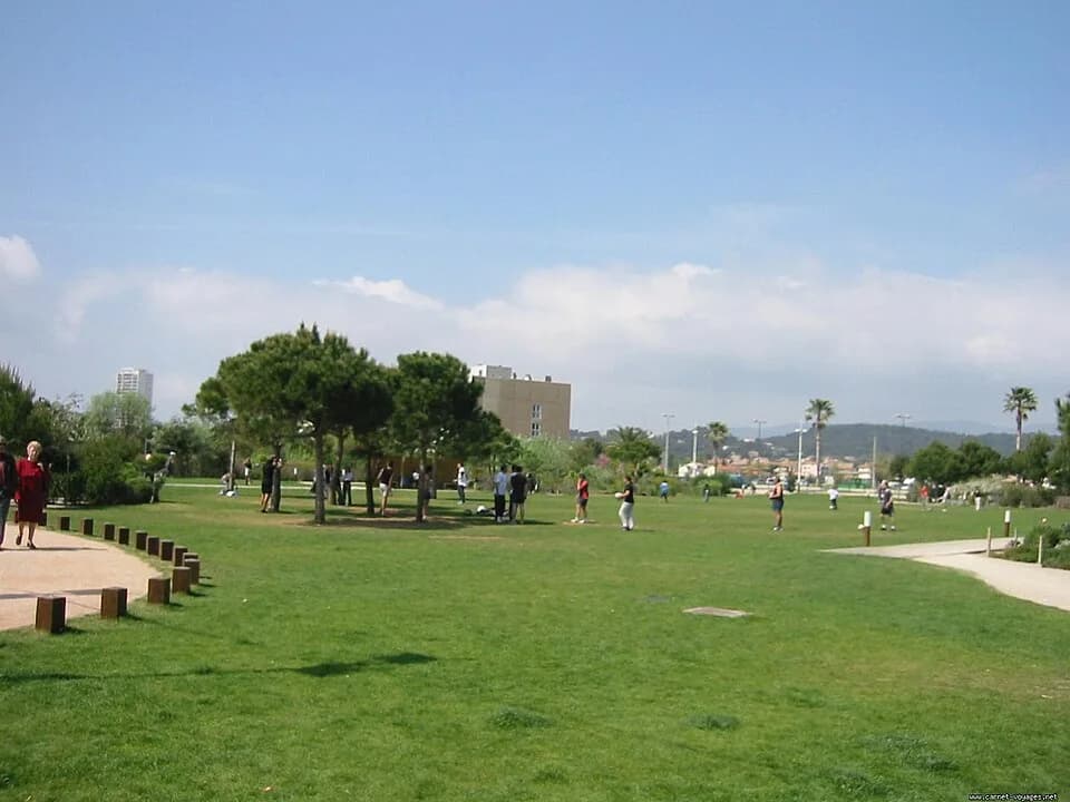 Fernand Braudel - Description: Le parc Fernand Braudel, sa végétation, ses pins et ses pelouses.
Auteur: Juju (http://www.carnet-voyages.net/utilisateurs/juju.html)

Site: http://www.carnet-voyages.ne