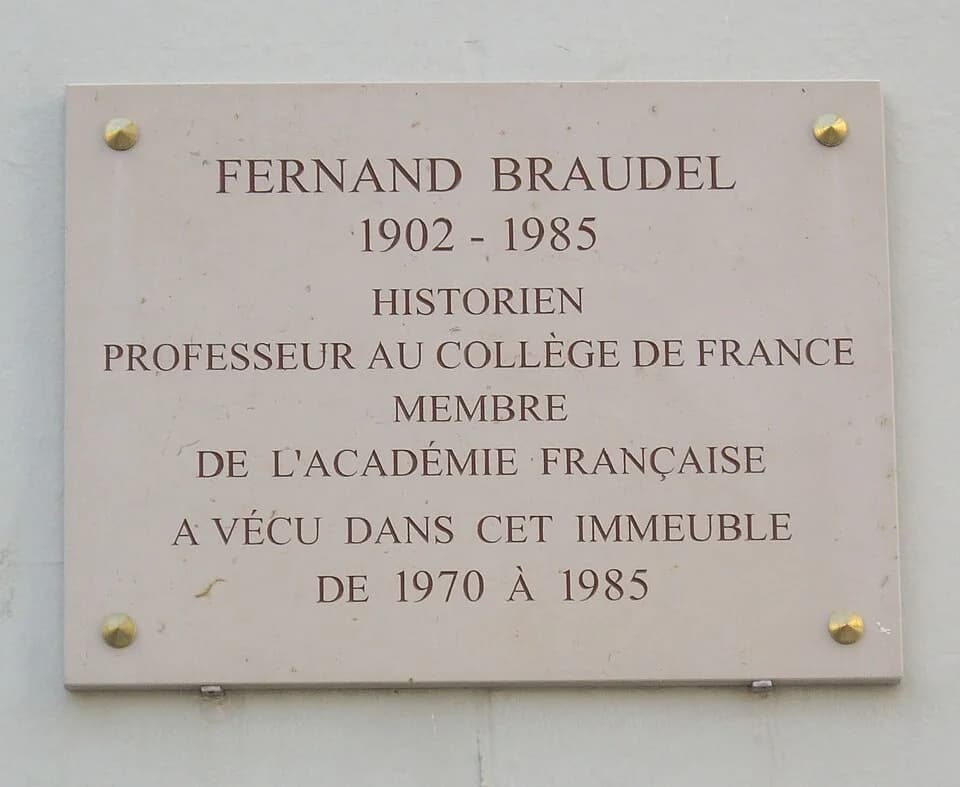 Fernand Braudel - Plaque apposée au n° 59 de la rue Brillat-Savarin, Paris 13e, où vécut l'historien Fernand Braudel (1902-1985) de 1970 à 1985.