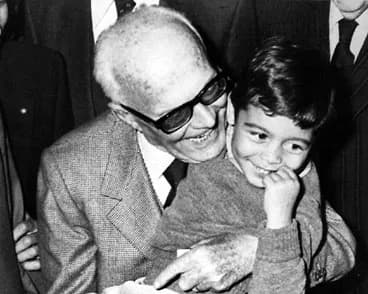 Sandro Pertini - Il Presidente della Repubblica Sandro Pertini con un bambino.