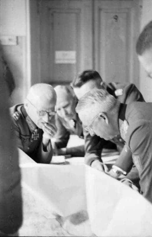 Erich von Manstein - Bundesarchiv Bild 101I-022-2927-26, Russland, Generäle Hoth und v. Manstein.jpg