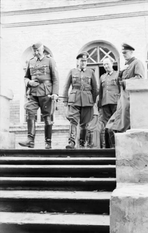 Erich von Manstein - Bundesarchiv Bild 101I-022-2927-30, Russland, Generalfeldmarschall v. Manstein.jpg