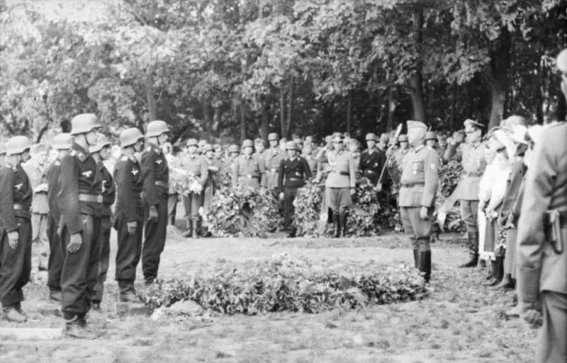 Erich von Manstein - Bundesarchiv Bild 101I-022-2940-24, Russland, Beisetzung Generalmajor Walther v. Hünersdorff.jpg