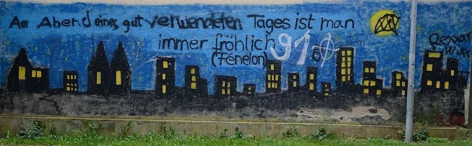 François Fénelon - Street Art in Neuendettelsau an der Scheune von Bahnhofstraße 12 mit dem Text: "Am Abend eines gut verwendeten Tages ist man immer fröhlich" (Fénelon)