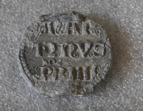 Martin IV - Bulle de Martin IV, XIIIème siècle, plomb. Musée des beaux-arts et d'archéologie de Vienne (France).