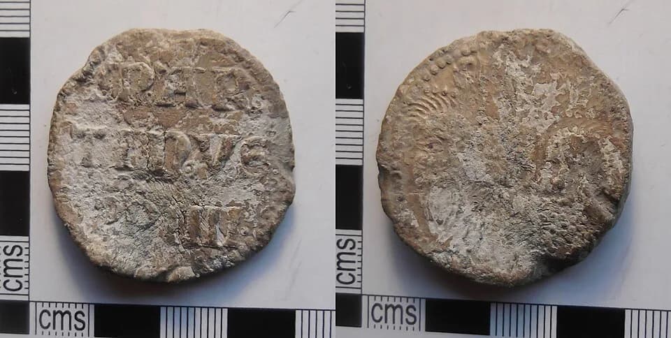 Martin IV - A medieval, cast, lead alloy, papal bulla of Pope Martin IV (IIII) (1281-1285). The "obverse" carries the name of the pope in three lines MAR/TINUS/PP IIII. The M,R and N are of a Lombardi