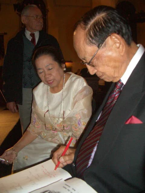 Fidel Ramos - Am 07. November 2006 lernte ich den 12. Ex-Präsidenten bei einem klassischen Konzert in der St.Marien Kirche in Berlin-Spandau kennen. Hier ein Foto von ihm und Lourdes Müller, als er in