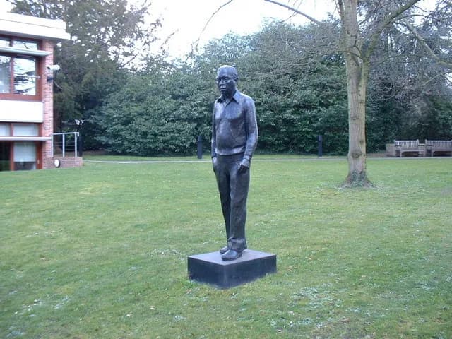 Fred Hoyle - Institute of Astronomy, statue of Sir Fred Hoyle Sir Fred Hoyle (1915-2001) cosmologist, founded the Institute of Theoretical Astronomy here in 1967.