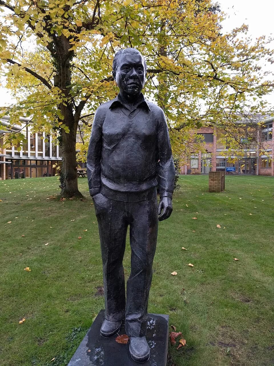 Fred Hoyle - Institute of Astronomy, statue of Sir Fred Hoyle