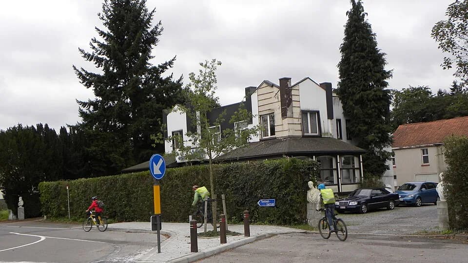 Baudouin I of Belgium - Restaurant "Les 4 rois" à Tombeek (Overijse) carrefour rue de Lane (Lanestraat) et route Nationale 4 (Belgique). Premier plan : bustes de Léopold III et Albert I