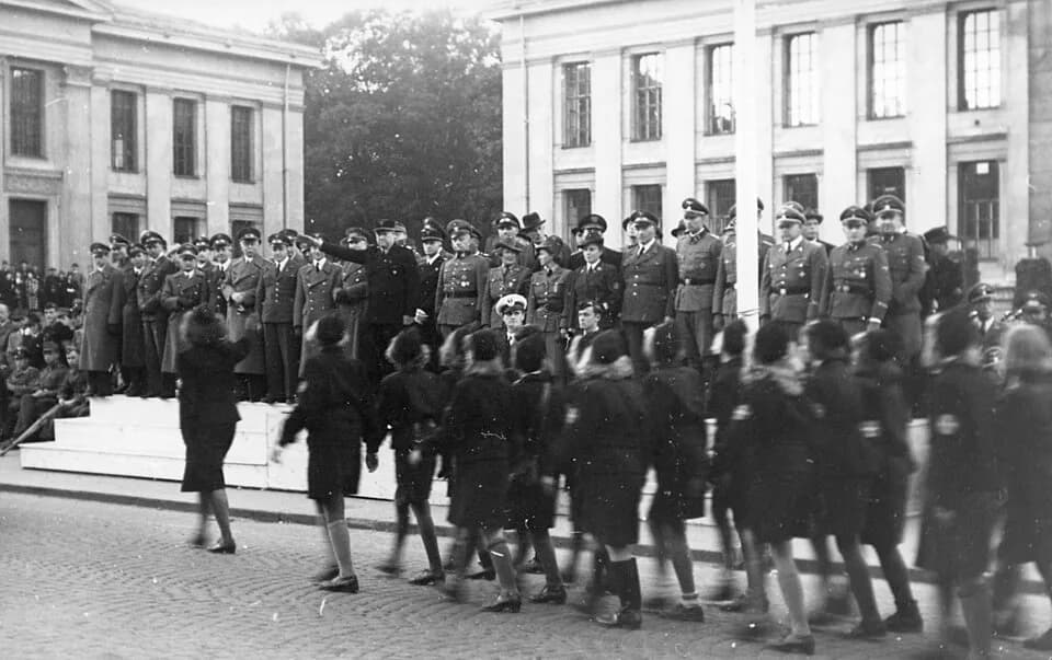 Vidkun Quisling - 1942/09/25-27.
RA/RAFA-3309/U 41A/6 /41-6-21
img330
NS holdt til sammen 7 partilandsmøter i 30-årene, men i løpet av perioden 1940-1945 ble det holdt bare ett riksmøte, 8. riksmøte i