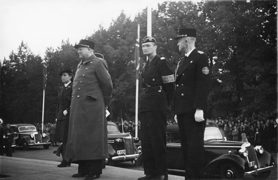 Vidkun Quisling - Frognerparken ? 1942/09/25-27 (?)
RA/RAFA-3309/U 41A/6 /41-6-38
img336
NS holdt til sammen 7 partilandsmøter i 30-årene, men i løpet av perioden 1940-1945 ble det holdt bare ett riks