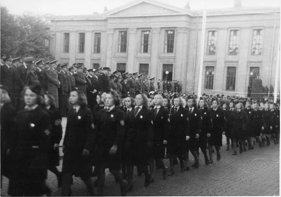 Vidkun Quisling - 1942/09/25-27.
RA/RAFA-3309/U 41A/6 /41-6-19
img328
NS holdt til sammen 7 partilandsmøter i 30-årene, men i løpet av perioden 1940-1945 ble det holdt bare ett riksmøte, 8. riksmøte i