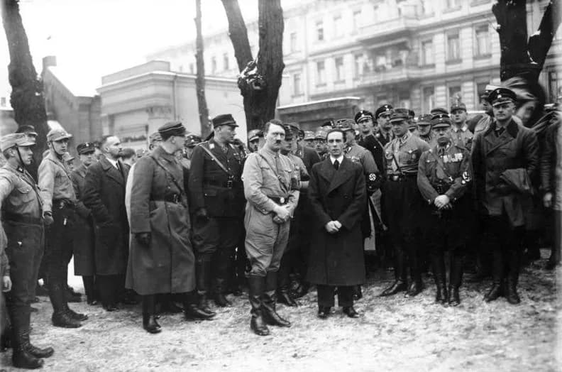 Ernst Röhm - Bundesarchiv Bild 102-02306A, Berlin, Hitler und Goebbels am Grab Horst Wessels.jpg