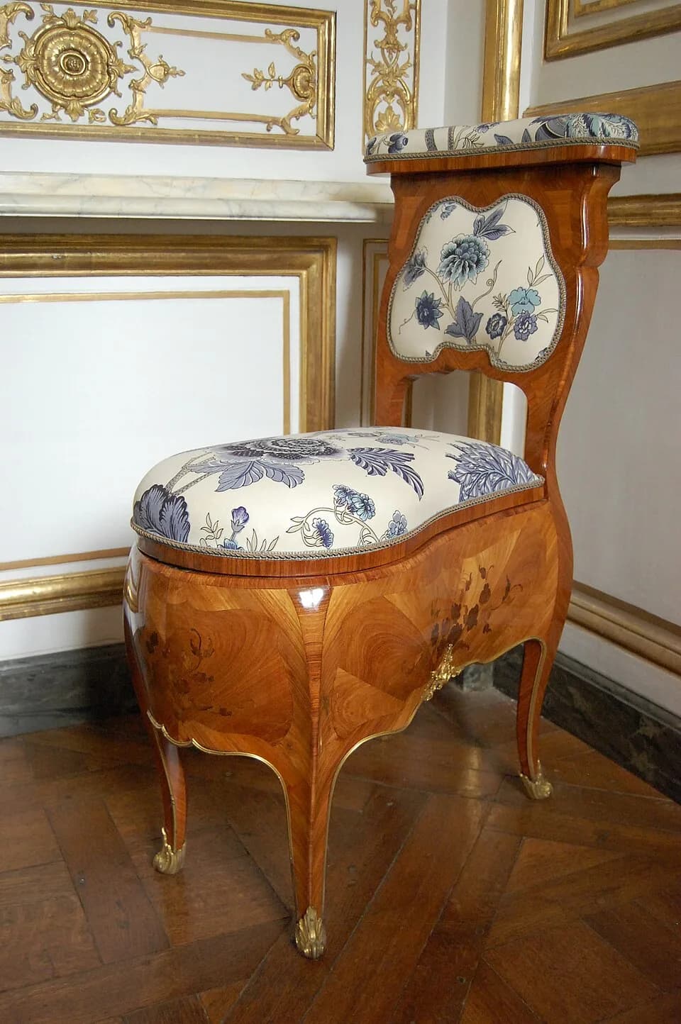 Madame de Pompadour - Madame de Pompadour's bidet in the Cabinet des Dépêches