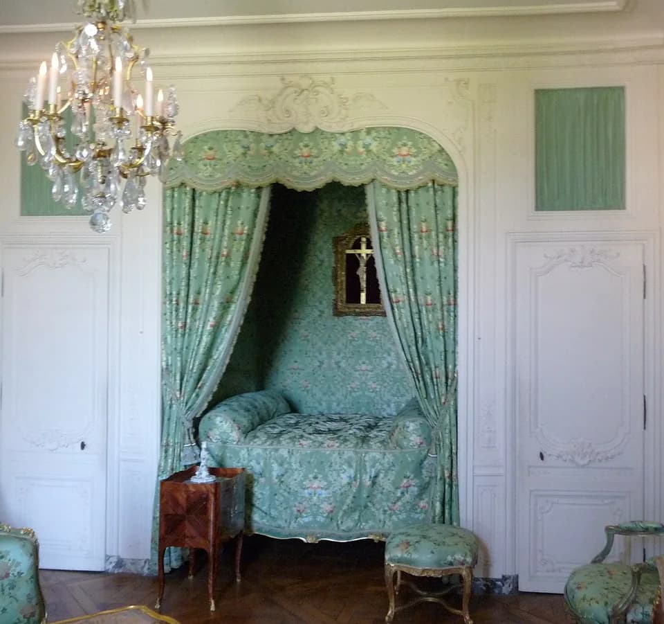 Madame de Pompadour - Lit en alcôve (1748, Ange-Jacques Gabriel) du type lit en niche encadré de cabinets, restauré à l'identique, chambre à coucher de l'appartement de la marquise de Pompadour au châ