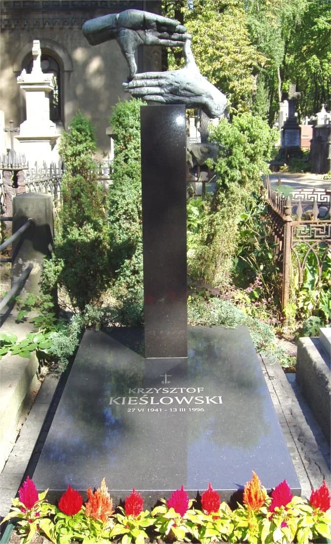 Krzysztof Kieślowski - Grób Krzysztofa Kieślowskiego autorstwa Krzysztofa M. Bednarskiego na warszawskich Starych Powązkach

Krzysztof Kieslowski's grave by Krzysztof M. Bednarski at the Warsaw Cemete