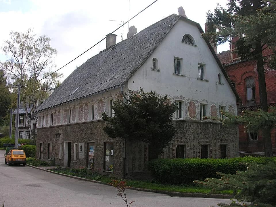 Krzysztof Kieślowski - Sokołowsko, ul. Słoneczna 2 - dom tzw. Steinhaus, obecnie siedziba prywatnej galerii sztuki, oraz filii nr 2 biblioteki publicznej Miasta i Gminy Mieroszów.