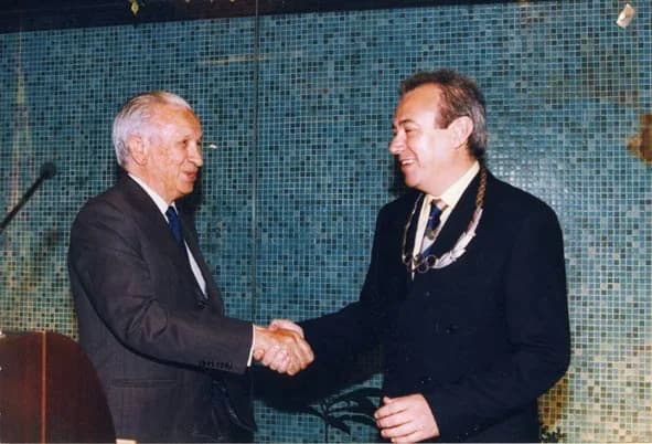 Juan Antonio Samaranch - The 26 of June of 1996, the President of the Olympic Committee the International, Joan Antoni Samaranch, grants the Necklace of the Olympic Order of the IOC by its Cultural me