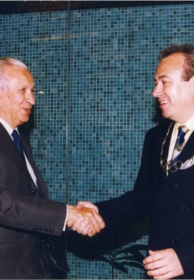 Juan Antonio Samaranch - The 26 of June of 1996, the President of the Olympic Committee the International, Joan Antoni Samaranch, grants the Necklace of the Olympic Order of the IOC by its Cultural me
