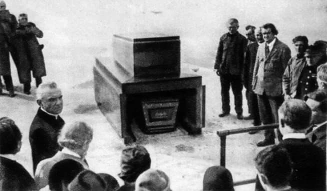 Emile Verhaeren - Remains of Émile Verhaeren were moved to Belgium.