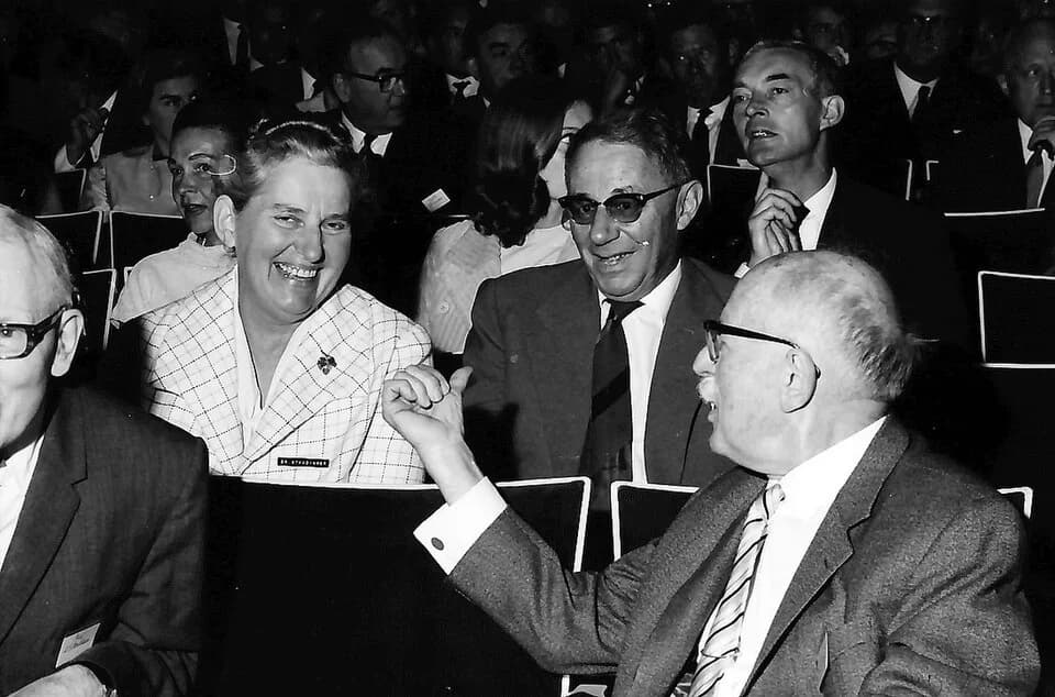 Tadeusz Reichstein - 17. Tagung 1967 Chemiker; Eröffnungsfeier: Frau Staudinger, Tadeus Reichstein, vorn Leopold Ruzicka; hinten [W. F. Drury ?]