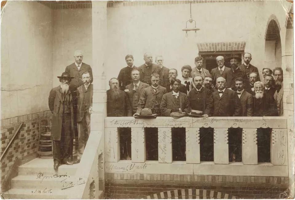 Karl Kautsky - Delegados a la conferencia de Amsterdam de la Internacional Socialista en 1904.  De izquierda a derecha, en primera fila: Cipriani, Troelstra, Hyndman, Berlfort Bax, Kringen, Katayama, 