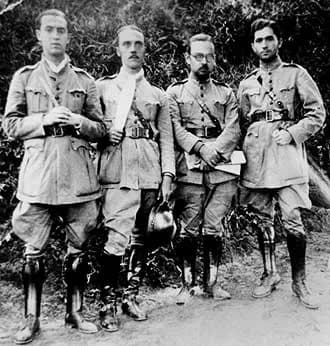 Juscelino Kubitschek - Médico do 1º Batalhão da Força Pública para a Zona do Túnel da Mantiqueira, no sul de Minas, durante a Revolução Constitucionalista. Torna-se amigo de Benedito Valadares, delega