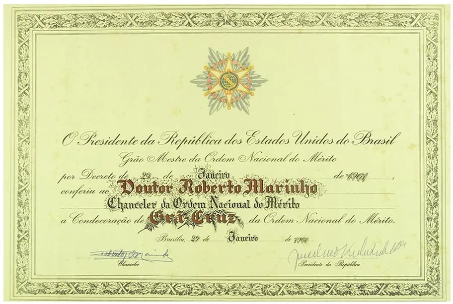 Juscelino Kubitschek - Diploma da Ordem Nacional do Mérito do Brasil que o governo brasileiro conferiu ao senhor Roberto Marinho.