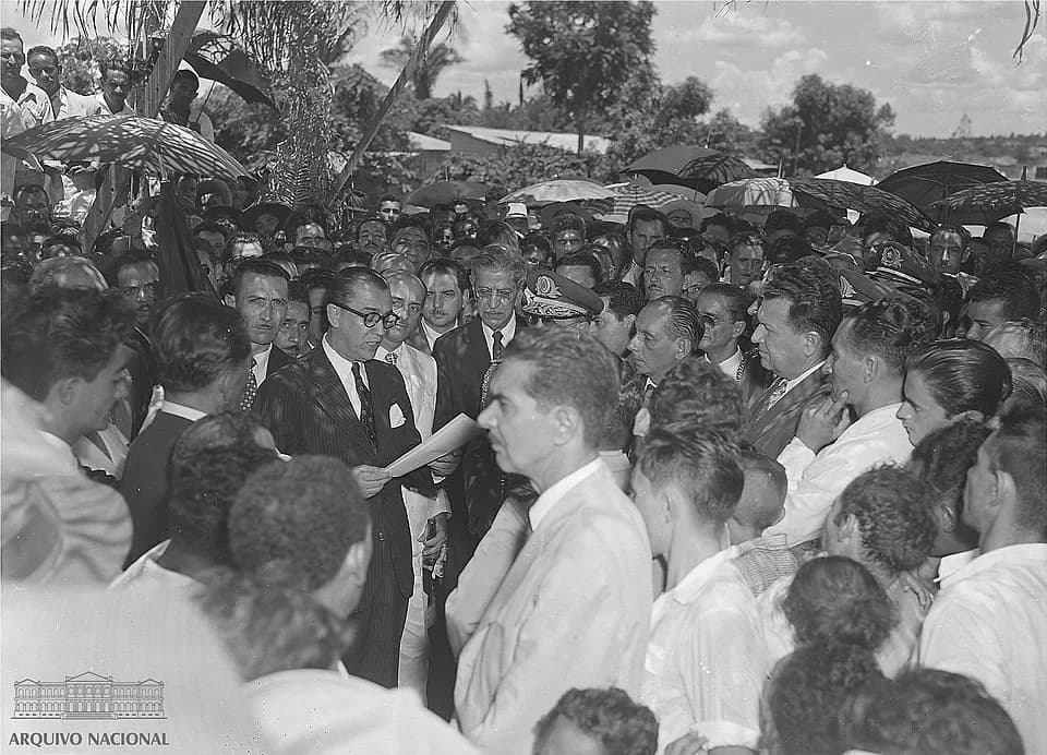 Juscelino Kubitschek - Presidente Juscelino Kubitschek discursando durante inauguração da ponte João Alberto, que liga as cidades de Aragarças, em Goiás, e Barra do Garças, em Mato Grosso, em 6 de jan