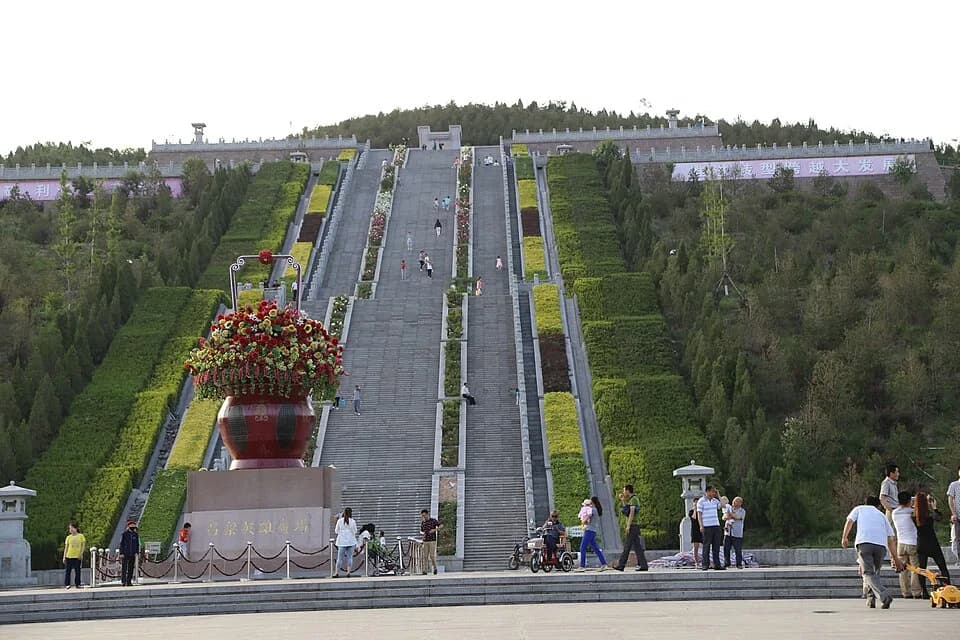 Hua Guofeng - Tomb of Hua Guofeng in Jiaocheng, Shanxi province. See from the bottom to top