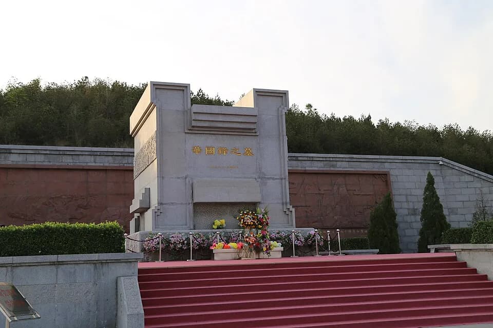 Hua Guofeng - Tomb of Hua Guofeng, in the top.