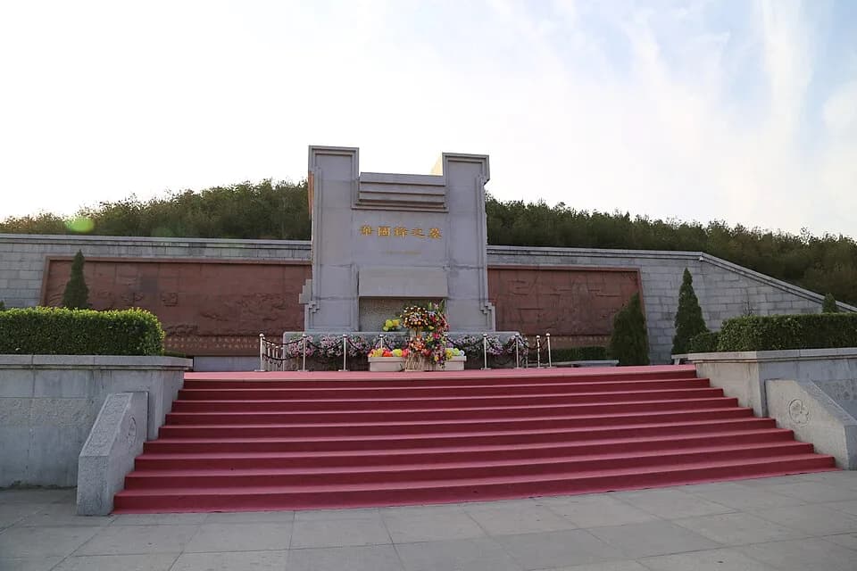 Hua Guofeng - Tomb of Hua Guofeng (Hua Kuo-feng), in the top.