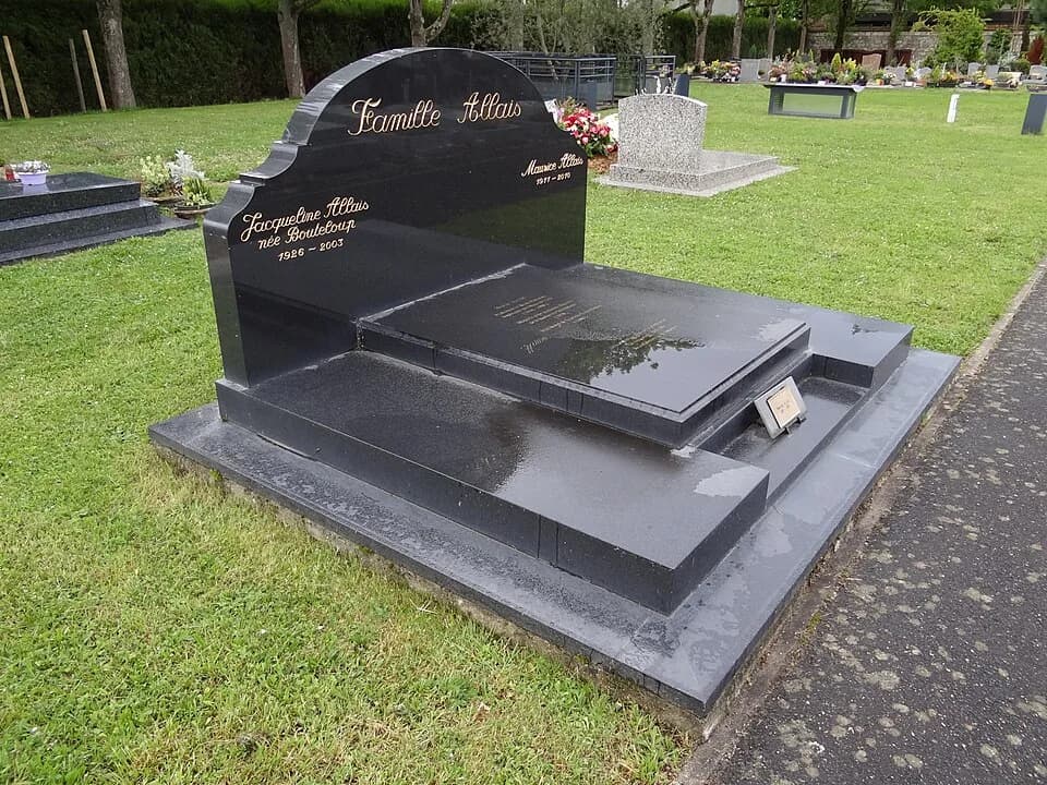 Maurice Allais - La tombe de l'économiste Maurice Allais, prix Nobel d'économie en 1988, au cimetière de Saint-Cloud dans les Hauts-de-Seine. (Division T)