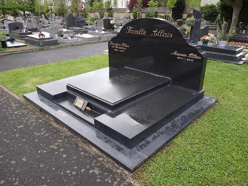Maurice Allais - La tombe de l'économiste Maurice Allais, prix Nobel d'économie en 1988, au cimetière de Saint-Cloud dans les Hauts-de-Seine. (Division T)