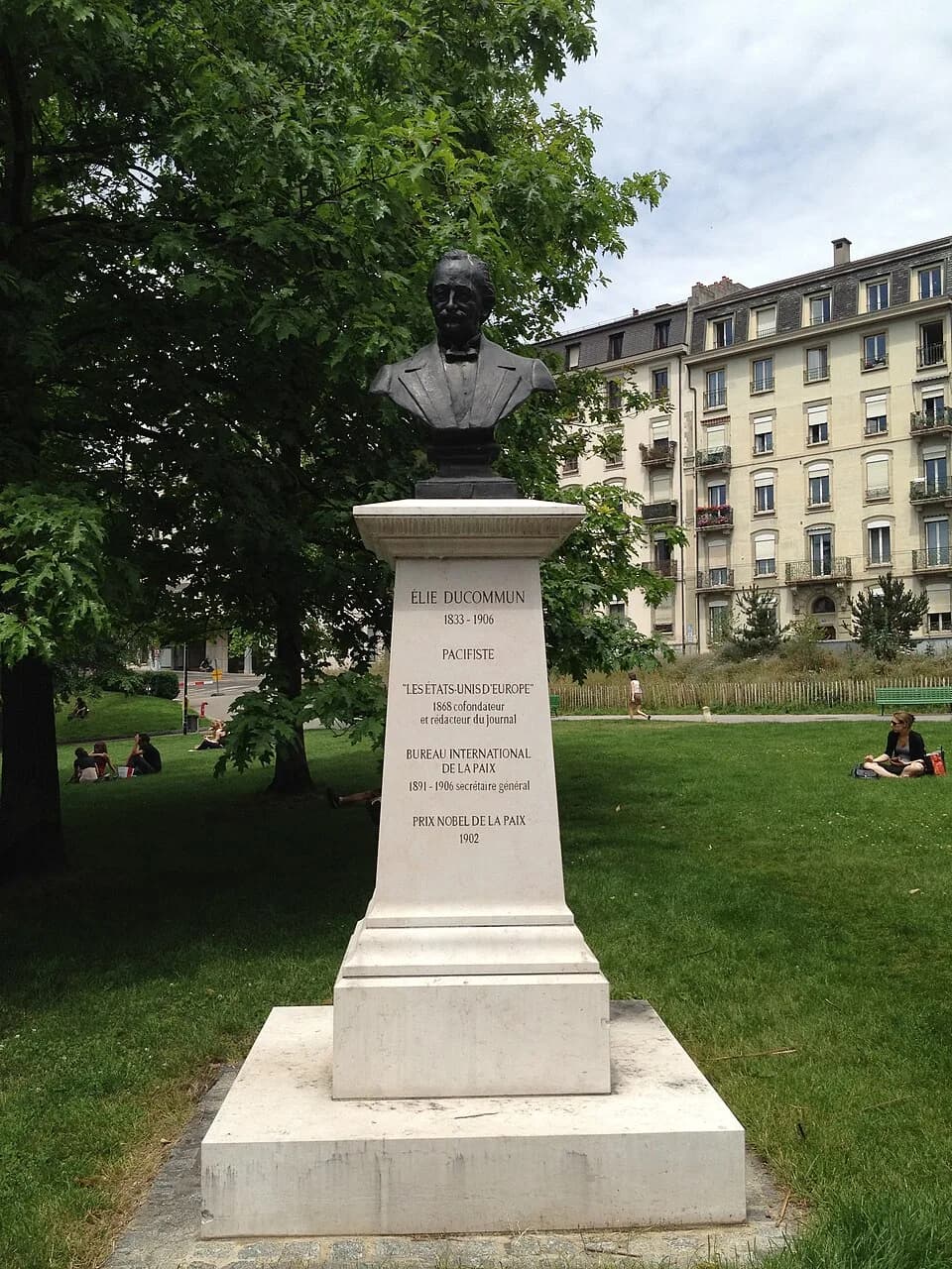 Élie Ducommun - Buste d'Elie Ducommun au parc Saint-Jean, Genève.
