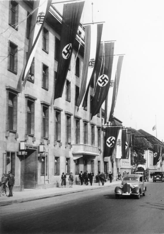 Miklós Horthy - For documentary purposes the German Federal Archive often retained the original image captions, which may be erroneous, biased, obsolete or politically extreme. Berlin, Reichskanzlei
D