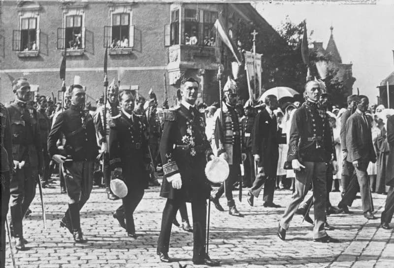 Miklós Horthy - For documentary purposes the German Federal Archive often retained the original image captions, which may be erroneous, biased, obsolete or politically extreme. Der grosse St. Stephans