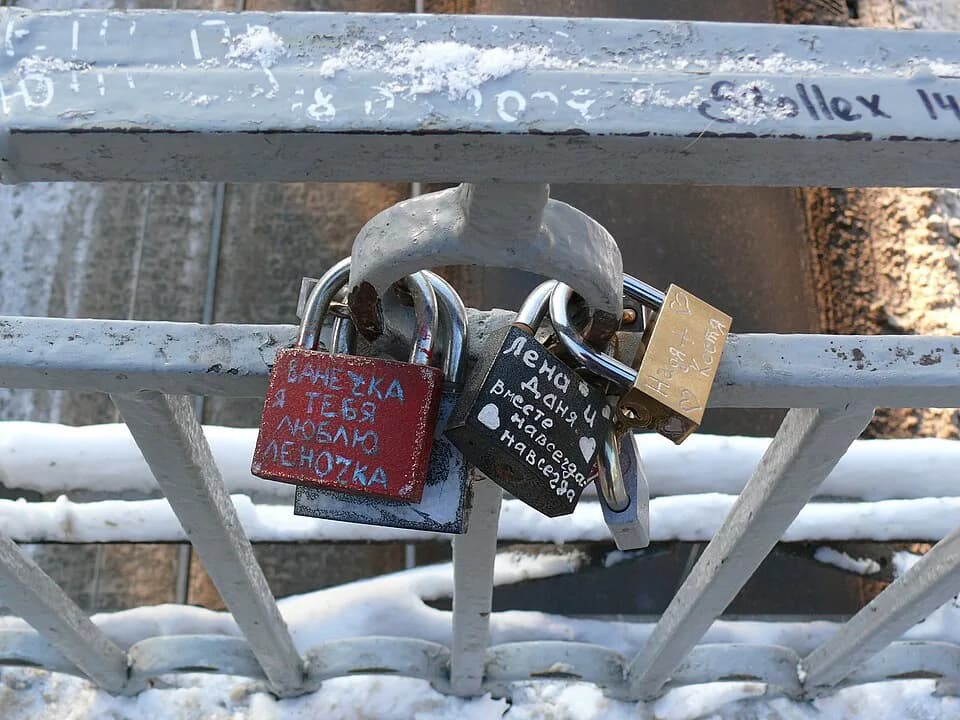 Dolores Ibárruri - Kharkov. Passionaria Bridge. Love-locks in winter.