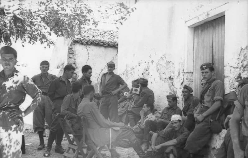 Pietro Badoglio - Soldati italiani fatti prigionieri dai tedeschi a Corfù, dopo l'Otto Settembre 1943. Foto di propaganda di guerra nazista proveniente dal "Deutsches Bundesarchiv". Settembre/ottobre 