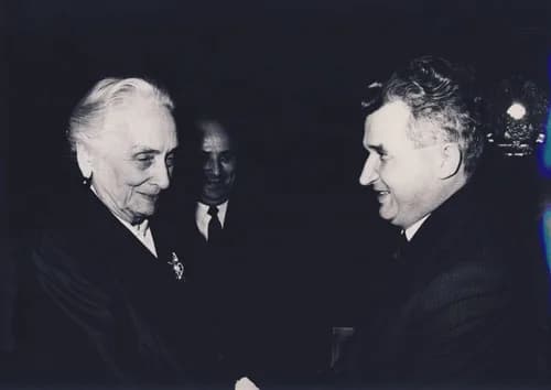 Dolores Ibárruri - Dolores Ibarruri with Nicolae Ceauşescu during a visit in Bucharest
