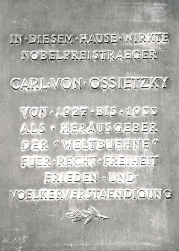 Carl von Ossietzky - Gedenktafel für Carl von Ossietzky am Haus Kantstraße 152, Berlin-Charlottenburg. Dort befand sich von 1927 bis 1933 die Redaktion der Zeitschrift "Die Weltbühne".