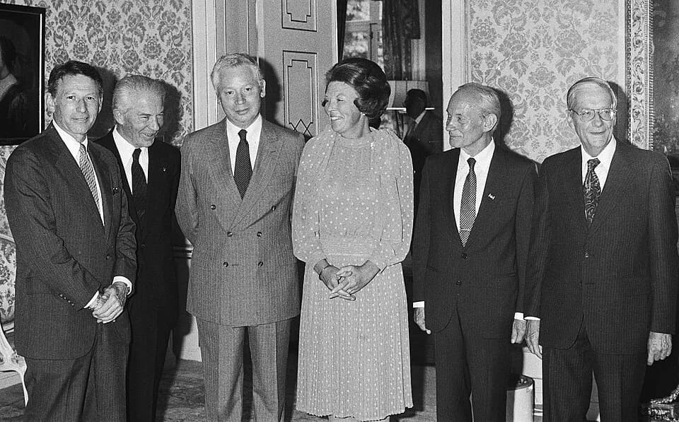 Christian de Duve - Queen Beatrix receives Nobel laureates: Paul Berg, Christian de Duve, Steven Weinberg, Queen Beatrix, Manfred Eigen, Nicolaas Bloembergen