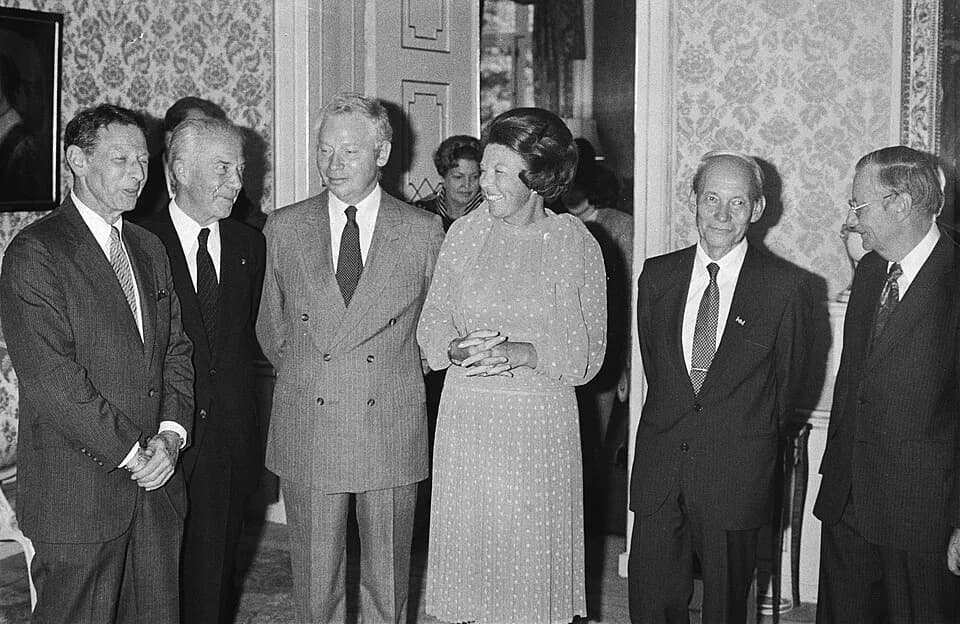 Christian de Duve - Queen Beatrix receives Nobel laureates: (left to right) Paul Berg, Christian de Duve, Steven Weinberg, [Queen Beatrix,] Manfred Eigen, Nicolaas Bloembergen