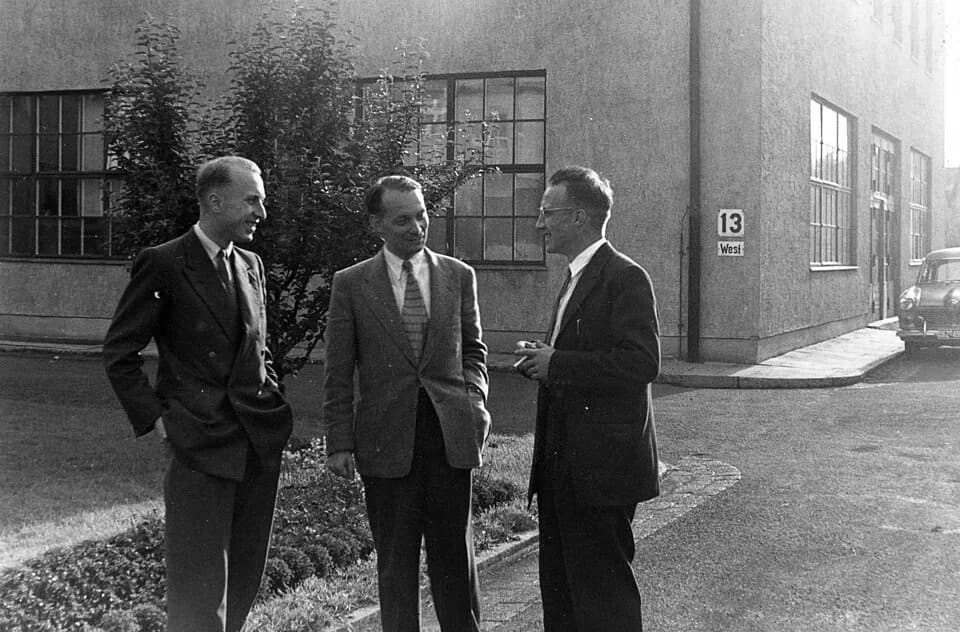 Manfred Eigen - Leo De Maeyer, Manfred Eigen und Günther von Bünau vor dem Gebäude des Institutes in der Bunsenstraße Göttingen
