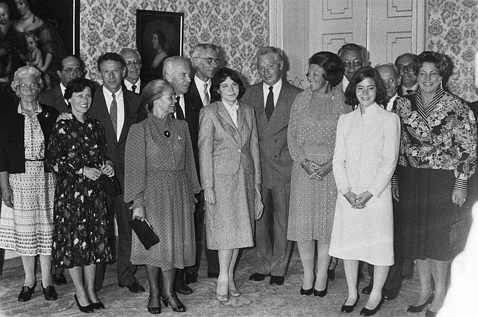 Manfred Eigen - Queen Beatrix receives Nobel laureates: Woman, man, Mildred Levy, Paul Berg, Nicolaas Bloembergen, woman, Christian de Duve?, man, Louise Weinberg, Steven Weinberg, Queen Beatrix, man,